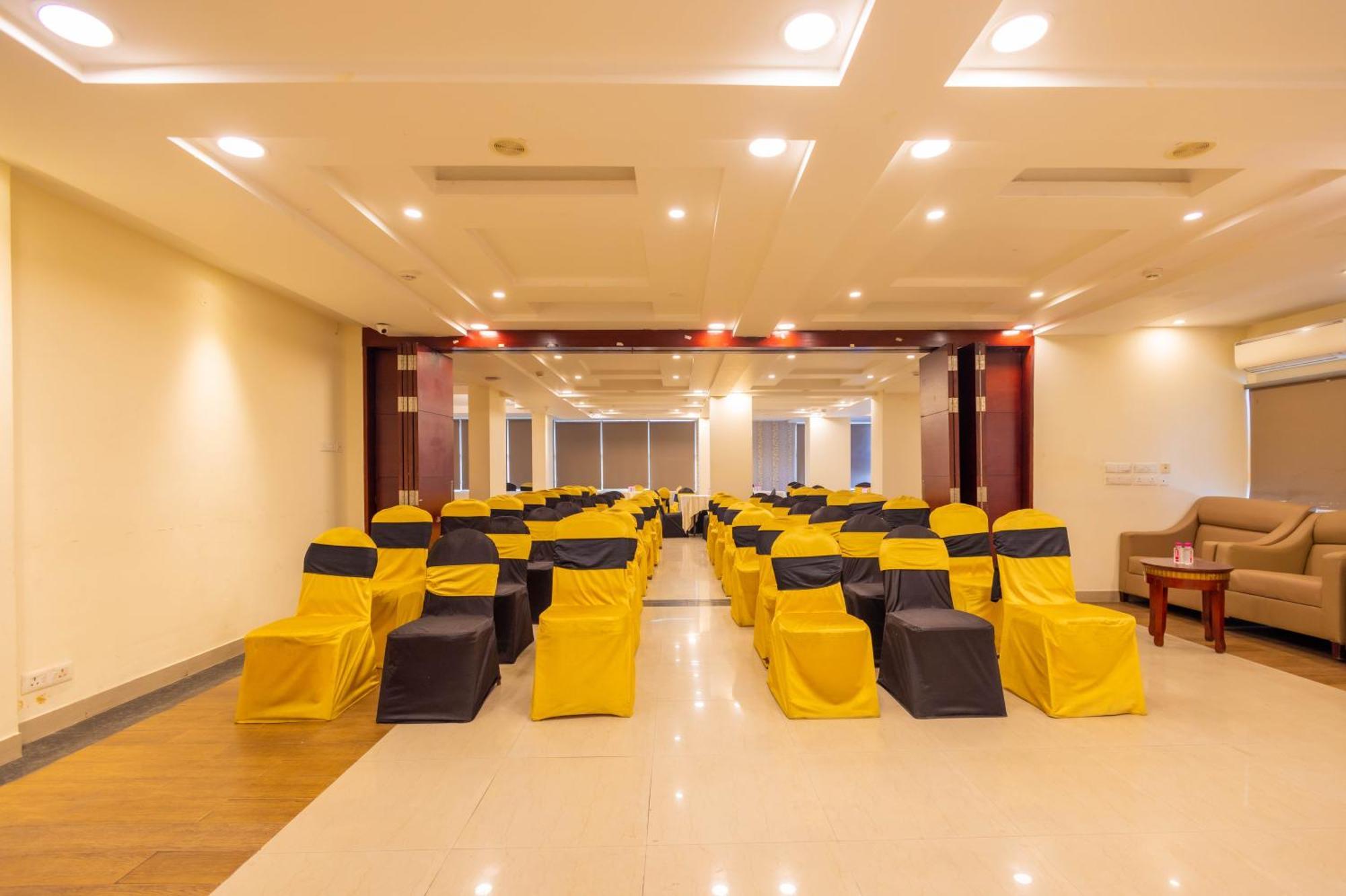 Готель Crestmont Ashapurna Jaipur, Banipark Екстер'єр фото